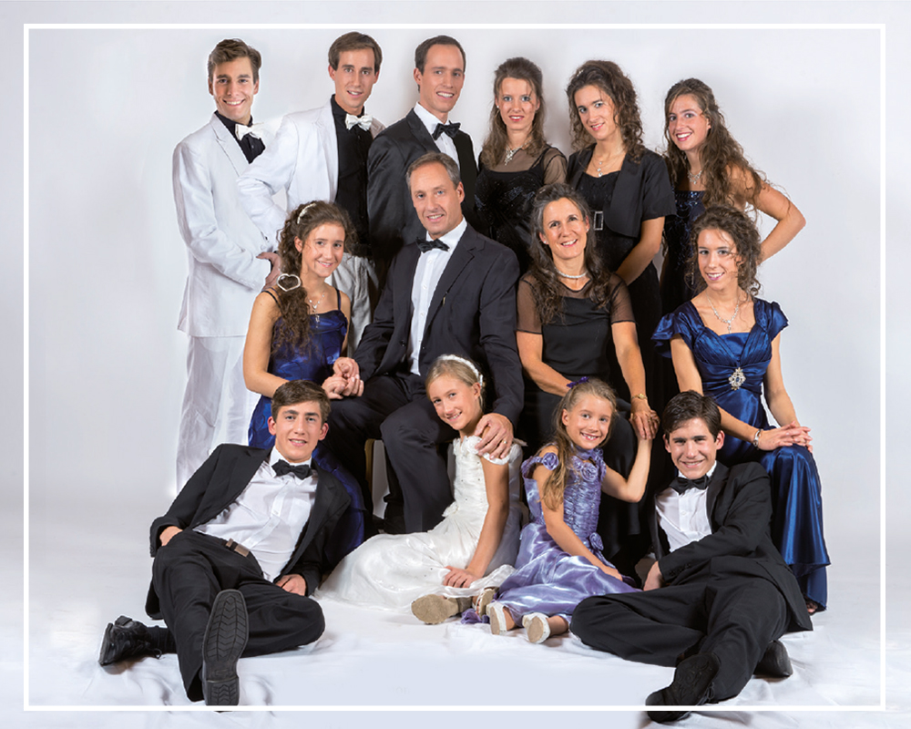 Ivo Sasek und Anni Sasek haben gemeinsam elf Kinder, einige Schwiegersöhne und Schiegertöchter und eine wachsende Anzahl an Enkelkinder. Die Kinder heissen: Simon Sasek, David Sasek, Loisa oder Lois Sasek, Noemi Sasek, Sulamith Sasek, Elias Sasek, Joschua Sasek, Jan-Henoch Sasek, Anna-Sophia Sasek, Ruth-Elpida Sasek, Boasa Sasek. Acht von elf Kinder sind noch imemr als vollzeitliche Mitarbeiter in den Gründungen von Ivo Sasek tätig.
