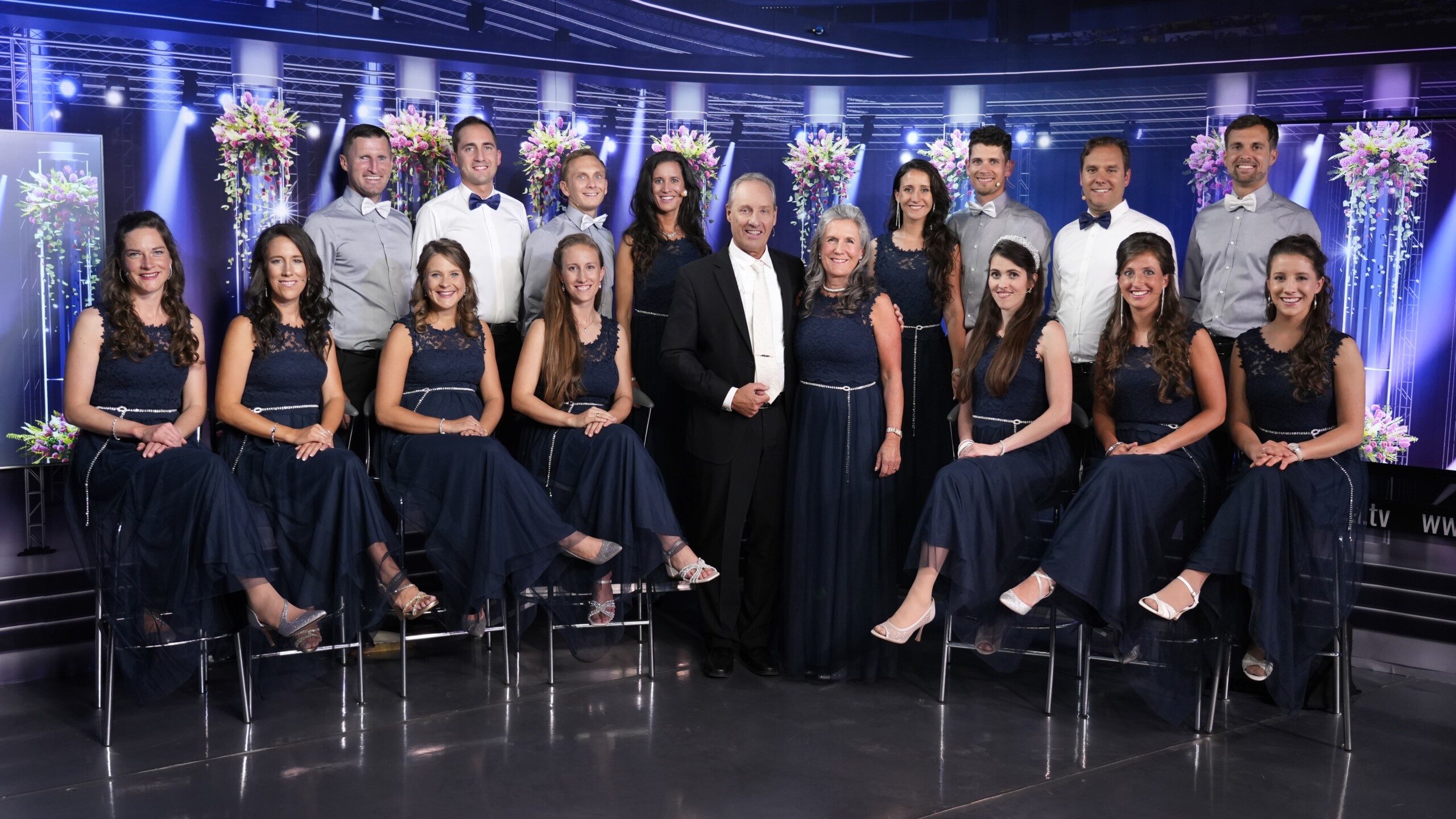 Die Mitarbeiter von Ivo Sasek: Die Familie von Ivo und Anni Sasek mit Lois, Elias & Stefanie, Stefan & Noemi, Andreas & Sulamith, Ramon & Anna-Sophia, Jeremias & Ruth-Elpida, Bossa und Julia Sasek